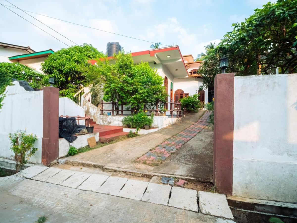 Surfing Guest House Matara Buitenkant foto